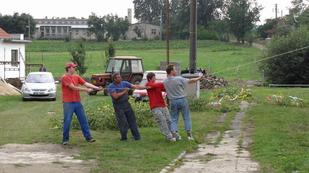 Z druhé strany máju šponují a jistí pomocí lan: