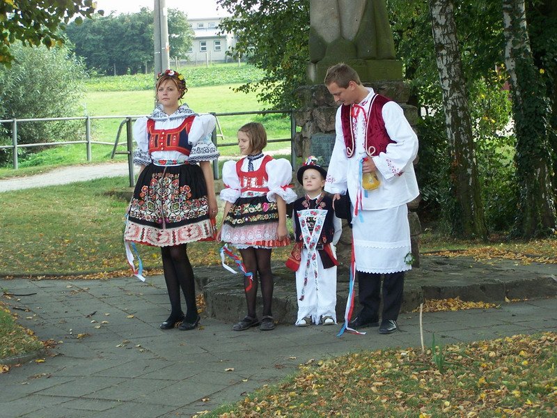 Při položení kytice k pomníku obětem 1. světové války: