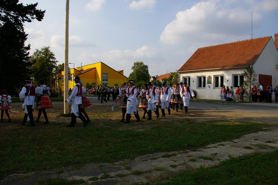 Pochod pod májou, který býl následován tancem u máje: