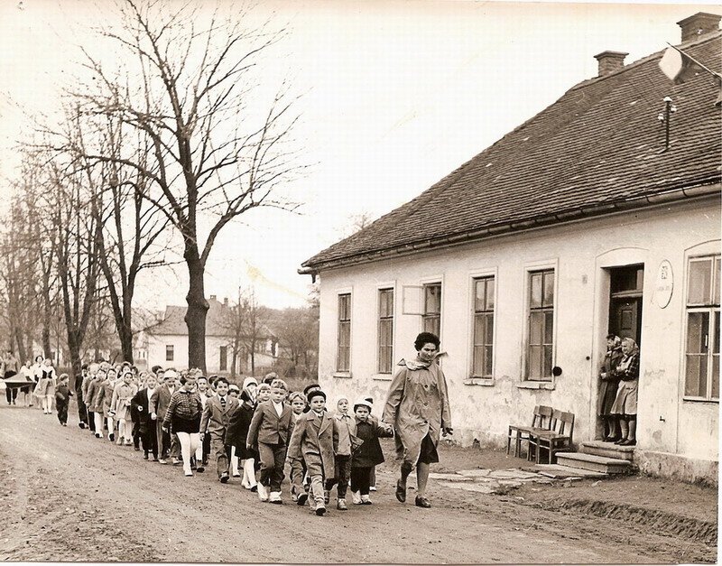 Průvod kolem školy staré.