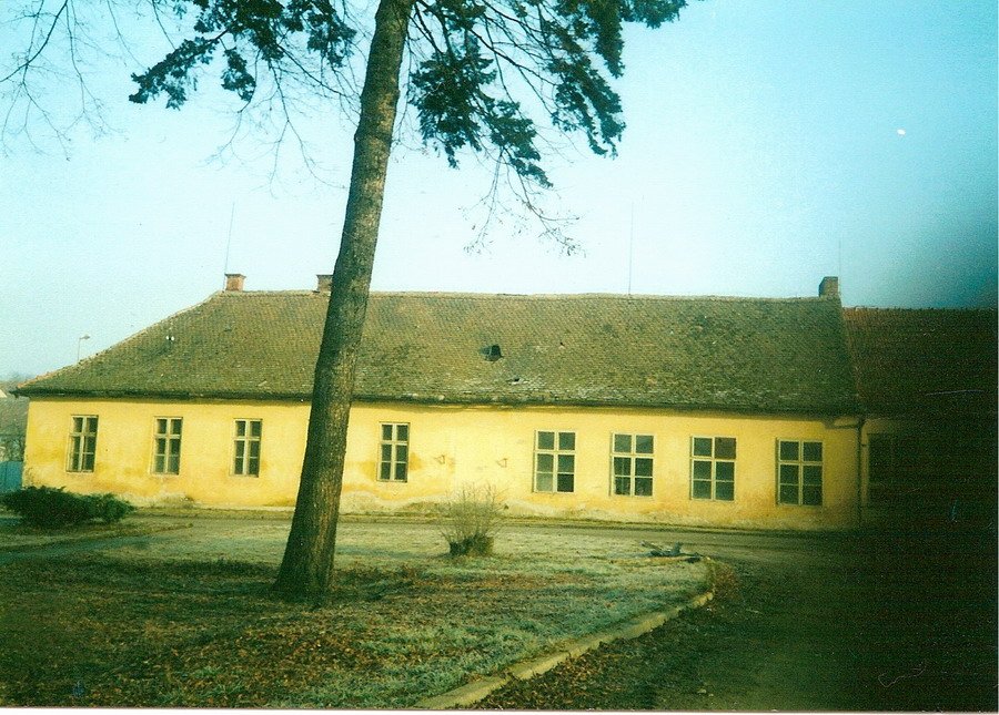 Bývalá obecní škola. Bývalá obecní škola.