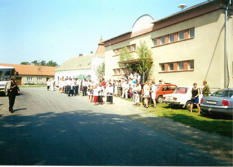 Průvod od kulturního domu ke zbrojnici.