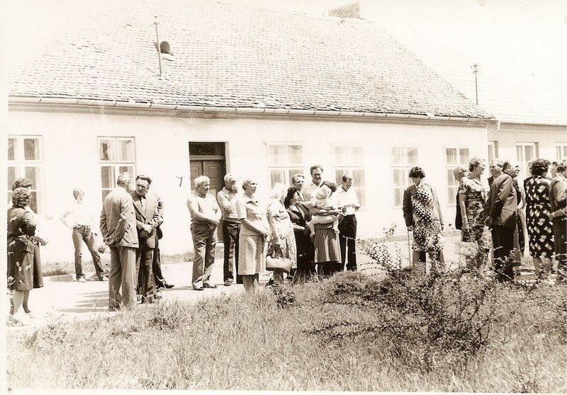 Před starou školou.