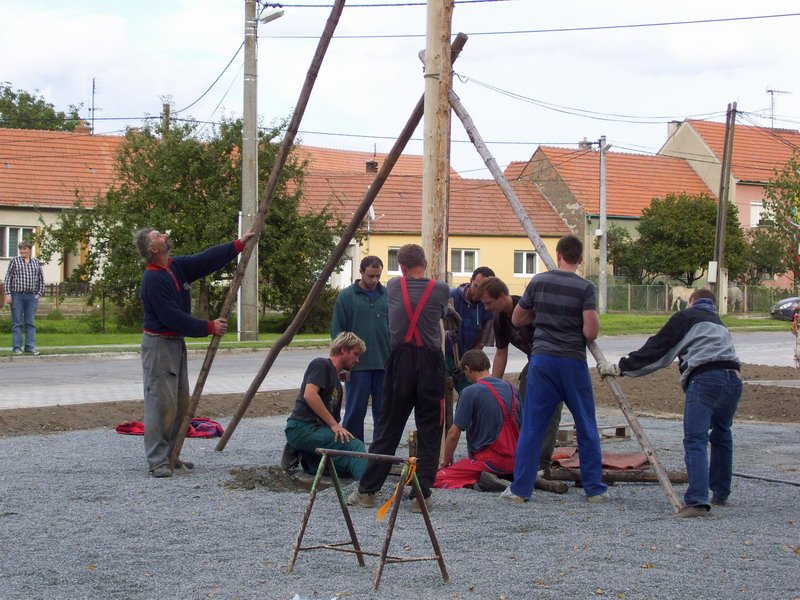 Upevnění základu máje: