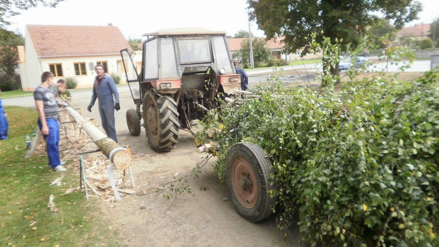 Při hodech se ke každému domu, ze kterého vychází nějaká stárková, dává májka: