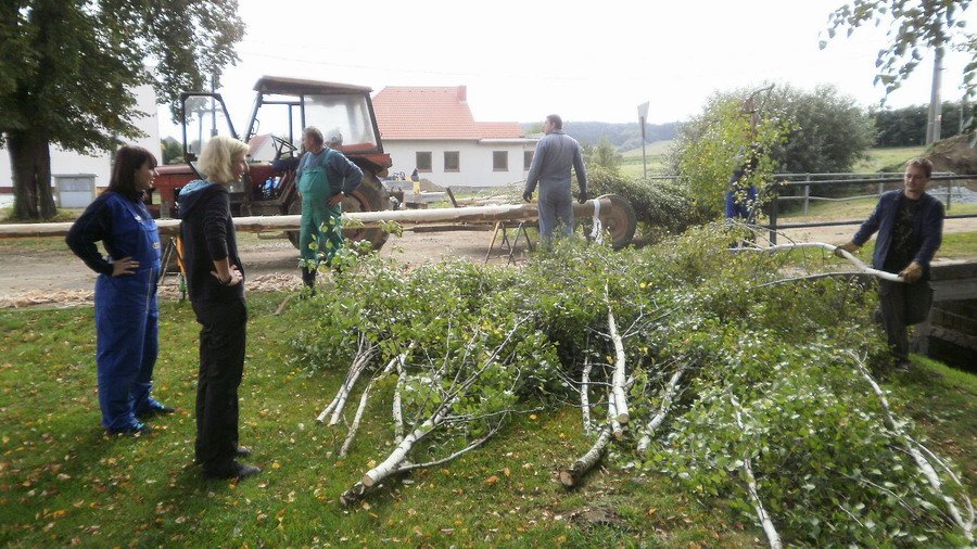 Májky se také dávají ke kulturnímu domu, na pódium, ke značkám u vjezdu do obce a také k pamětní desce na hasičské zbrojnici.