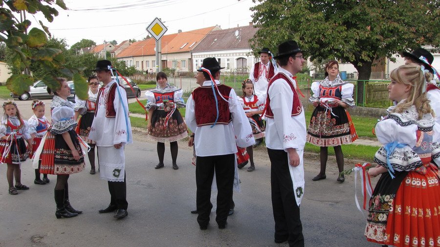 Před každým domem, ze kterého vycházela nějaká stárková, se tančilo sólo: