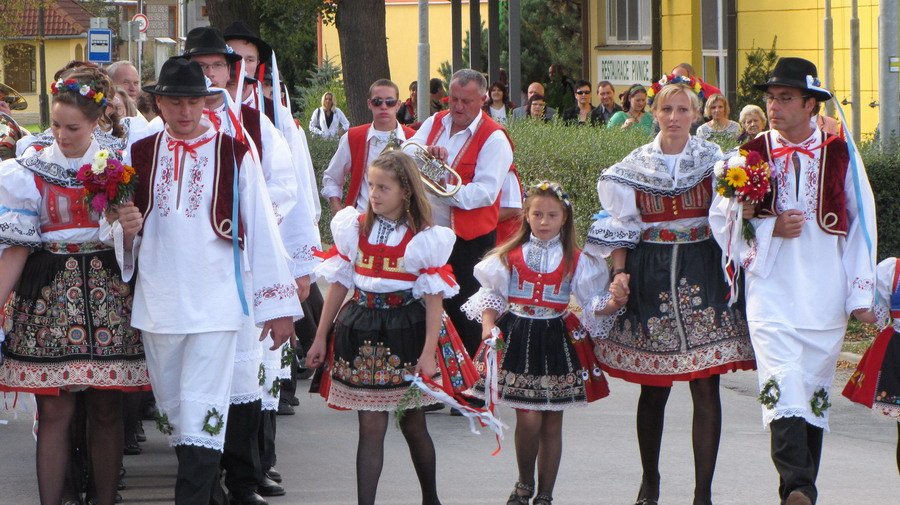 První a poslední stárci vystoupili z řady, aby mohli jít položit kytici k pomníkům: