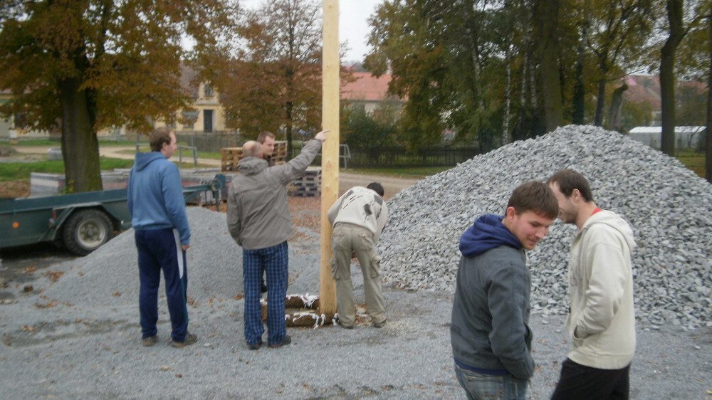 Pilu si stárci půjčili a vrhli se na máju: