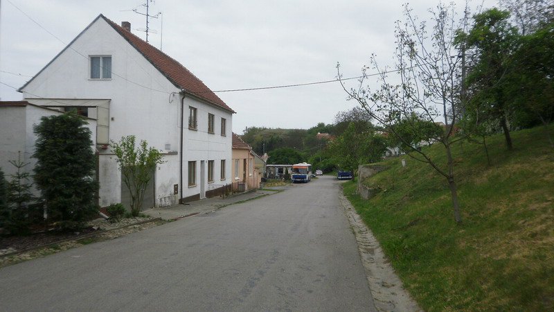 V obci už nikam neodbočujeme a jdeme pořád dál po stejné cestě směrem na západ až na konec obce.