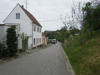 V obci už nikam neodbočujeme a jdeme pořád dál po stejné cestě směrem na západ až na konec obce.