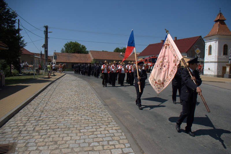 Cesta průvodu pokračuje přes náves