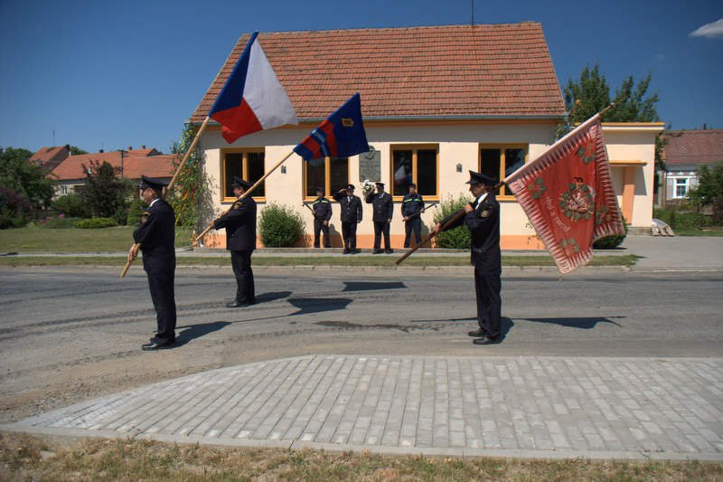 Položení květin u pomníků Františka Lemberka a obětem druhé světové války