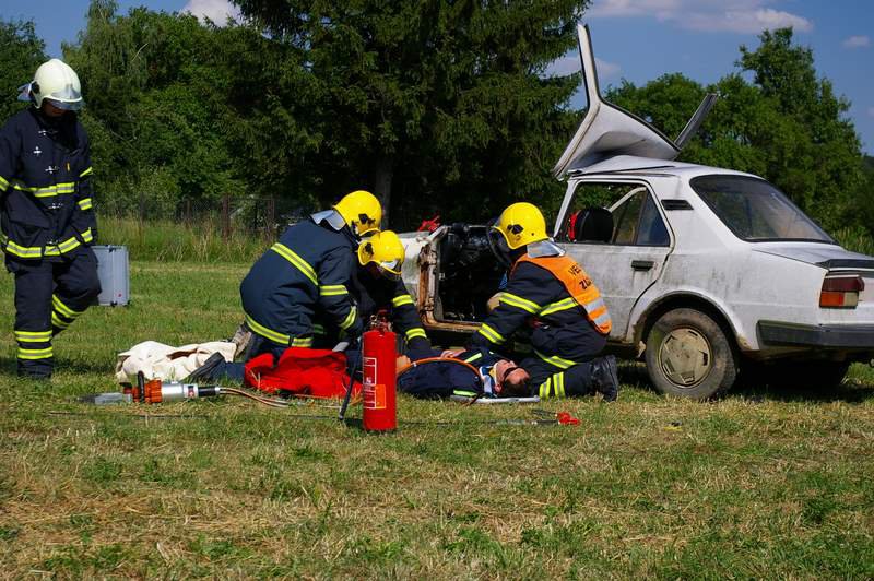 Vyproštění zraněného a jeho následný přenos k záchranářům