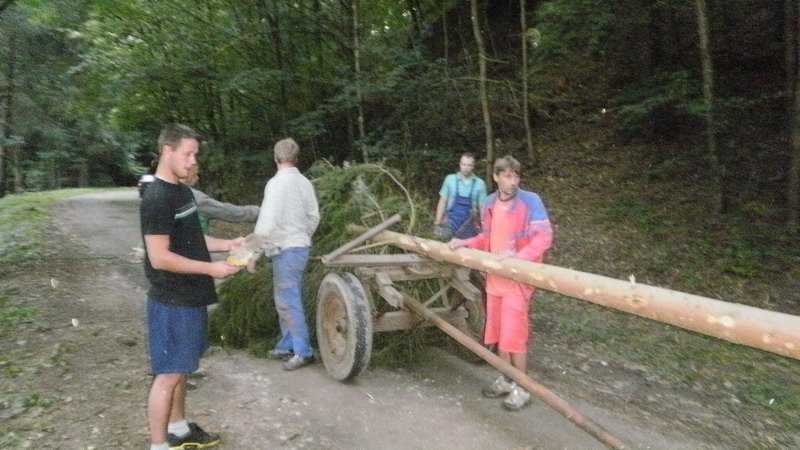 Naložení máje, horní část.