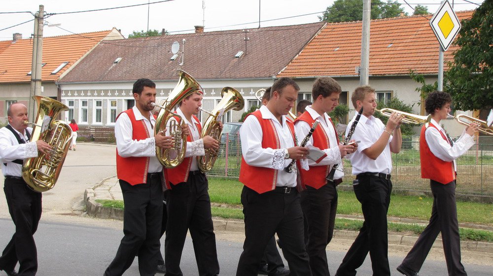 Při zvaní po obci i na odpolední zábavě hrála kapela Skaláci