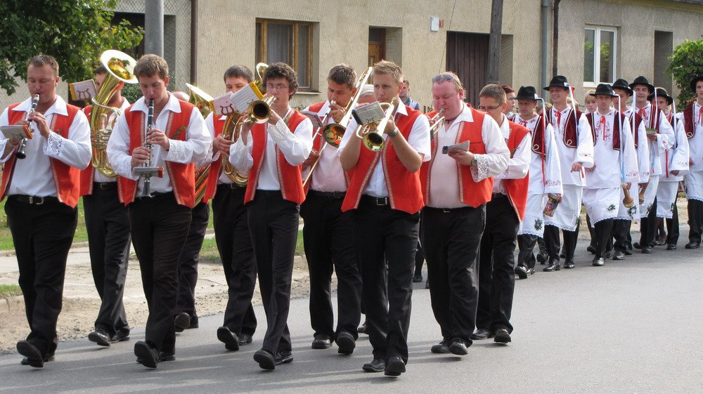 Skalákům se v Senoradech tak líbilo, že přišli v civilu na večerní hodovou zábavu, kde už ale hrála skupina Fantastic Band.