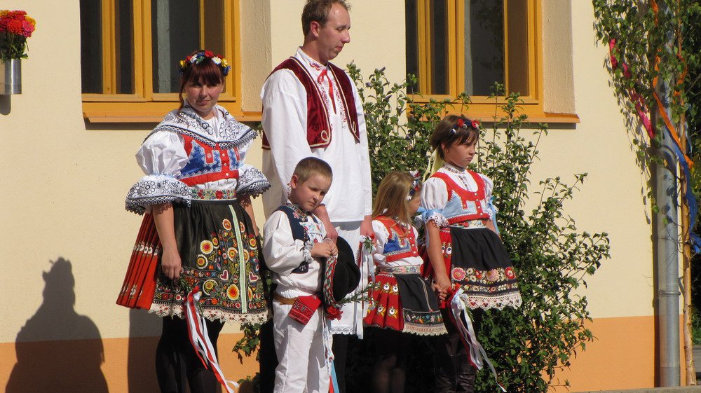 Položení kytice u pamětní desky Františka Lemberka.