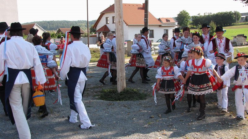 .. a pochod kolem máji..