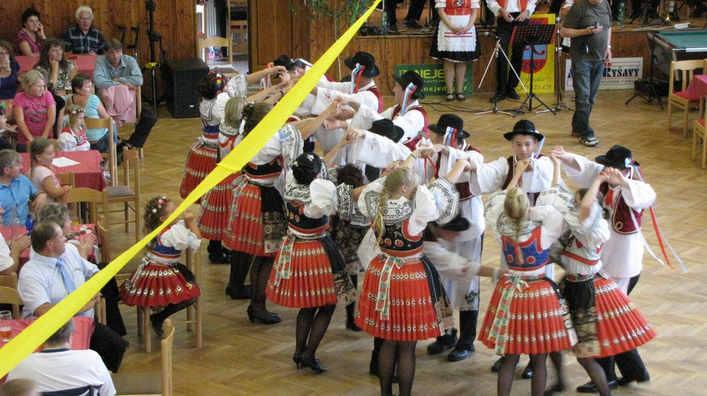 Stárci si stoupnou v řadě proti sobě, chytnou se za ruce, vytvoří tunel, kterým začnou procházet a při tom se stále drží všichni společně za ruce.