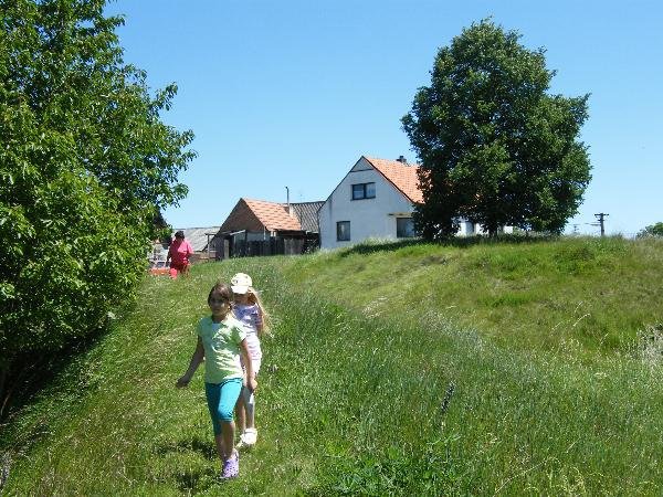 Senorady mají od roku 2009 schránku hry Geocaching. Jde o první obecní schránku v ČR. Dosud díky ní navštívilo obec 290 hledačů geocache schránek: