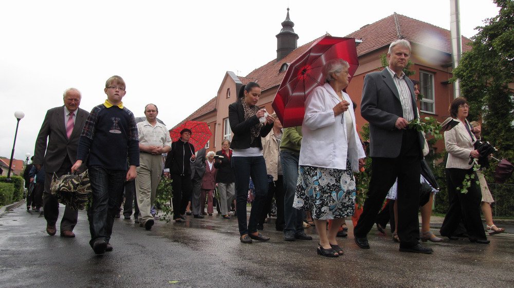 A závěr průvodu při návratu ke kostelu: