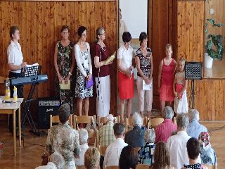 Na mši svaté hrála a zpívala Schola Mohelno.