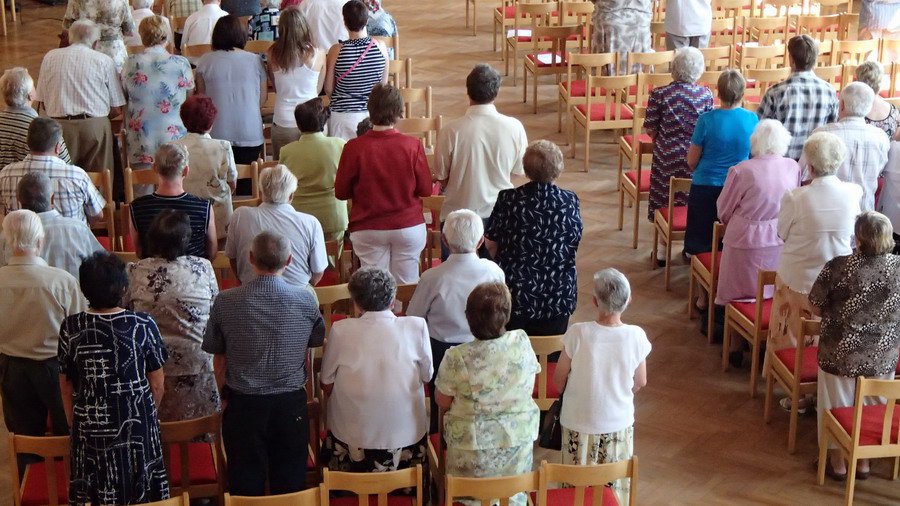 Farníci na mši svaté, které proběhla v kulturním domě Senorady.