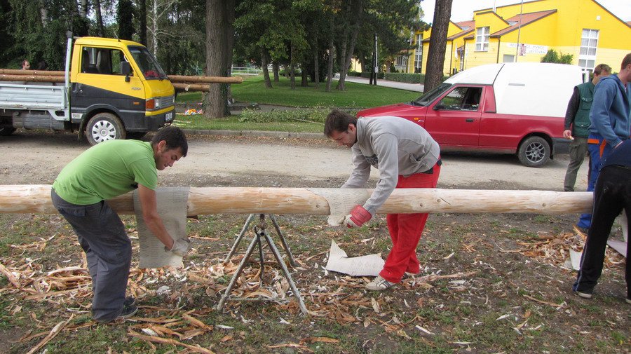 Očištění kmenu máje od kůry. V Senoradech se mája dočišťuje brusným papírem, proto bývá tak hladká. To se v okolních dědinách většinou nedělá.