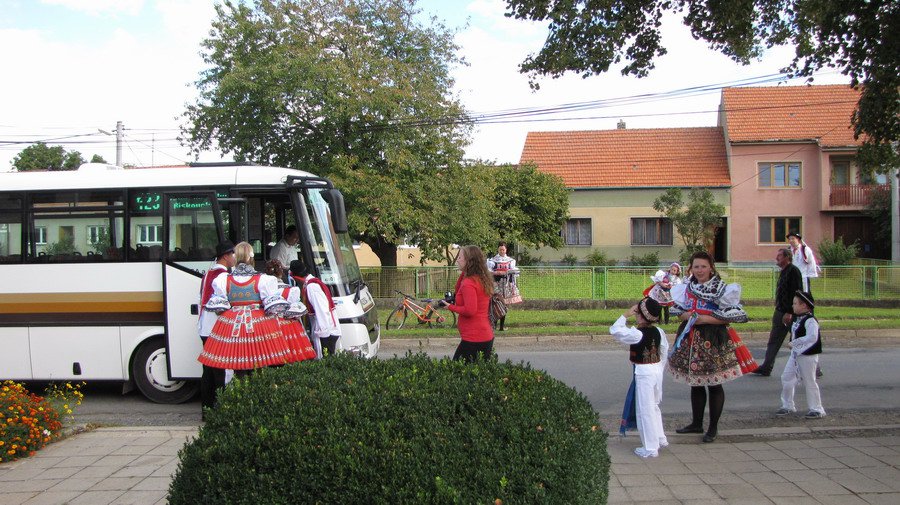 Zvaní na hodovou zábavu. Zastaven byl i autobus pravidelné linky IDS JMK :)