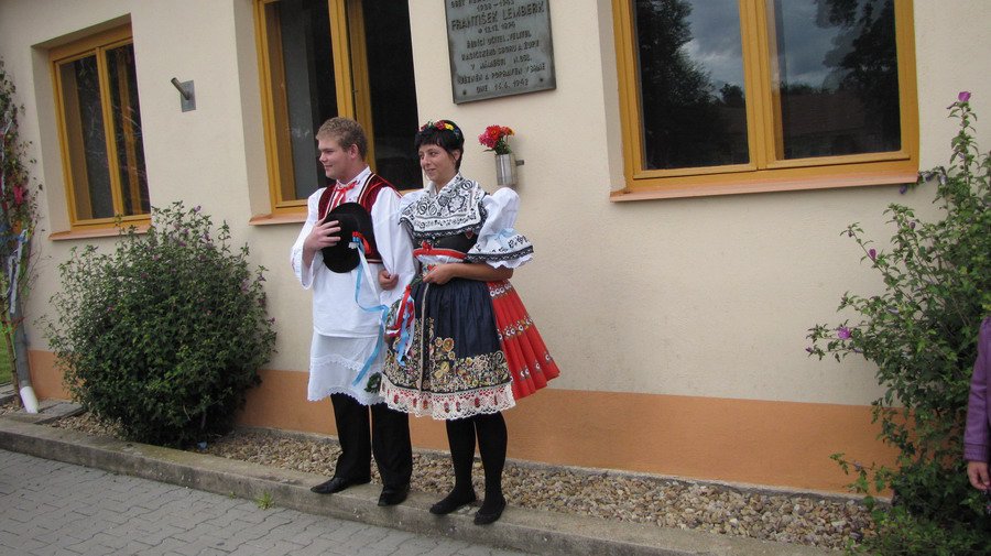 Položení kytice k pamětní desce Františka Lemberka na hasičské zbrojnici.