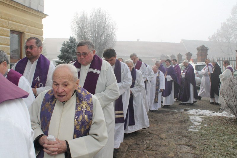 Pohřbu se účastnilo na 30 kněží, děkan třebíčský Jiří Dobeš, generální vikář brněnský Jiří Mikulášek a biskup plzeňský Mons. František Radkovský (spolužák otce Jana Kabátka):