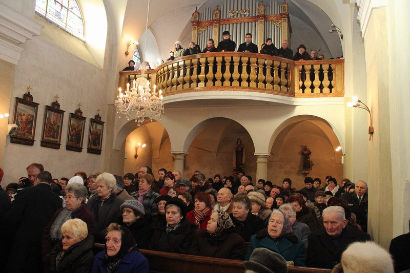 Při zádušní mši zpívala Schola Mohelno: