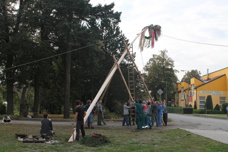 V tomto momentu se máje trochu odklonila od osy: