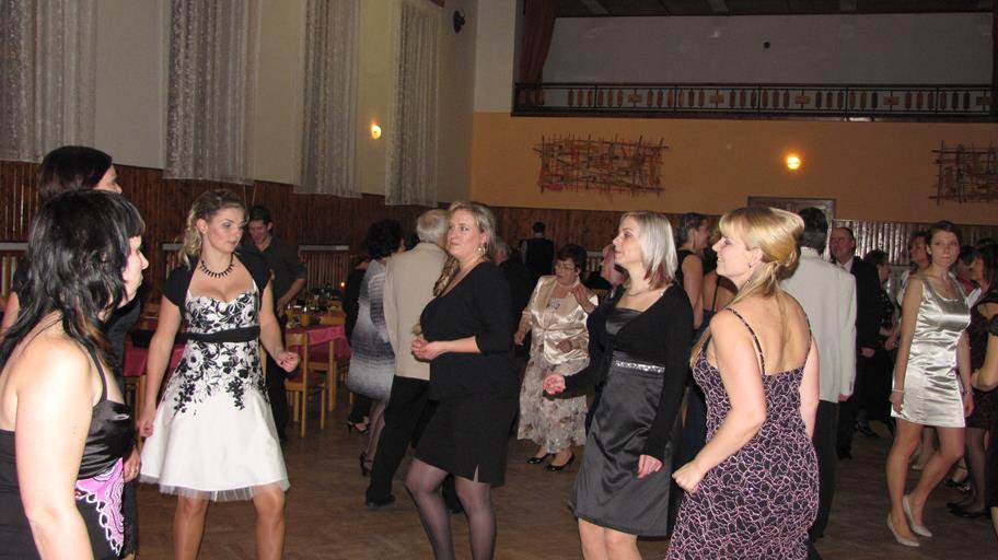 Taneční parket byl po většinu plesu plný:
