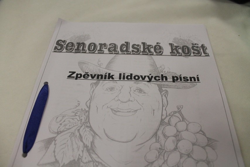 Kdo neznal text, mohl šáhnout po zpěvníku.