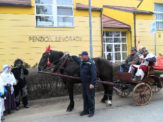 Hrdinný velitel hasičů? Nenechte se mýlit, ten kůň je již několik let nejpovedenější maska-tzv."senoradský kůň".Uvnitř členové SDH<br />
V.F.(hlava + přední nohy) a V.D.(zadní nohy a ocas).Velitel zkouší jestli se hoši nepřehřívají,a hádejte jakým otvorem zkouší teplotu toho zadního :-)