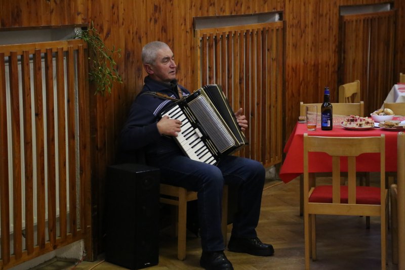 Během dne hrál k poslechu harmonikář, kdo chtěl, mohl se zpěvem připojit