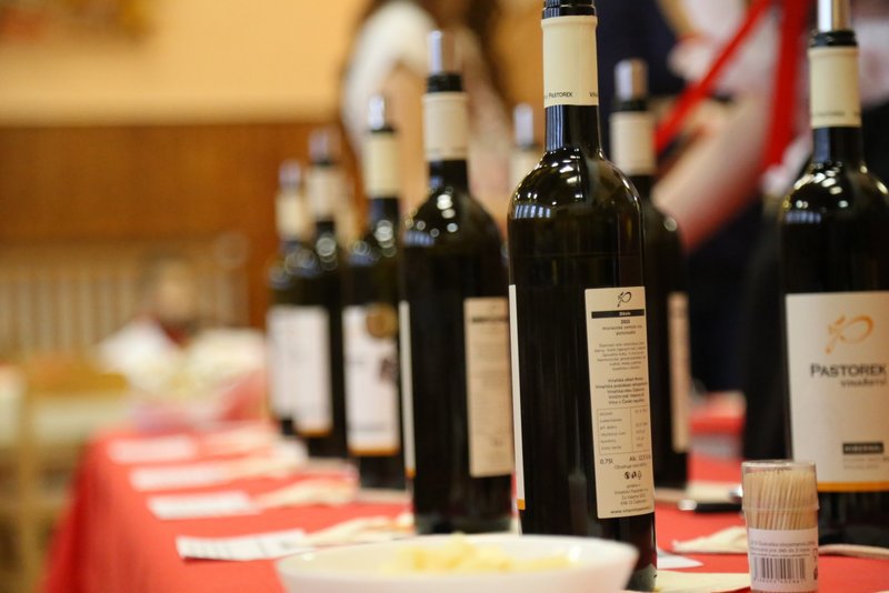 Celkem bylo 18 vzorků vína ke koštu od vinařů z Čejkovic