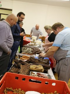 Řezník měl neustále plno, spousta lidí jeho kvalitní výrobky vyhledává ať už ke konzumaci na místě nebo později doma