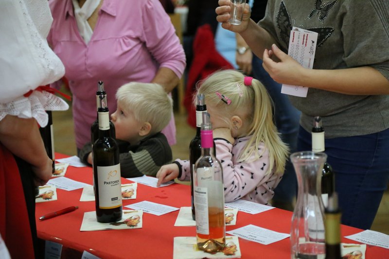 Naléváme až od 18, takže si ještě chvíli počkají