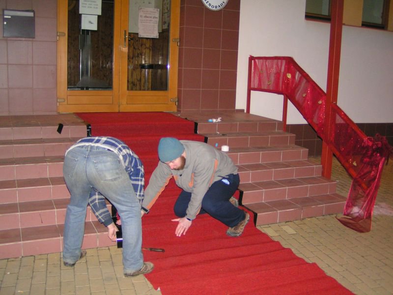Nejdůležitějším úkolem bylo řádné připevnění neposedného koberce. Nejdůležitějším úkolem bylo řádné připevnění neposedného koberce.