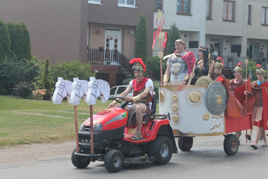 V čele průvodu jelo trojspřeží s Caesarem a Kleopatrou.