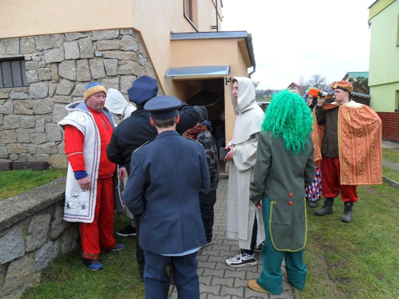 Občerstvení pod přísným dohledem velitele hasičů,t.č. v přestrojení za Ivánka.