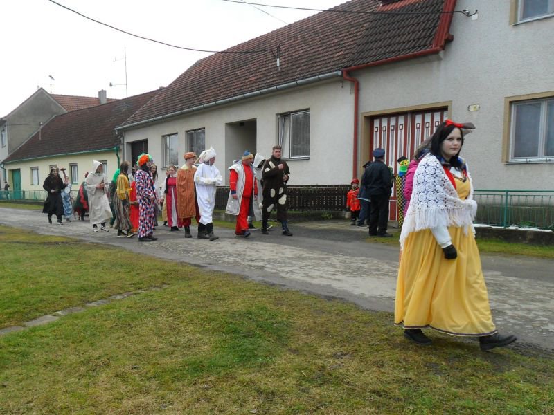 Sněhurku trpaslíci trochu "vypekli",tak aspoň vyhlíží prince.