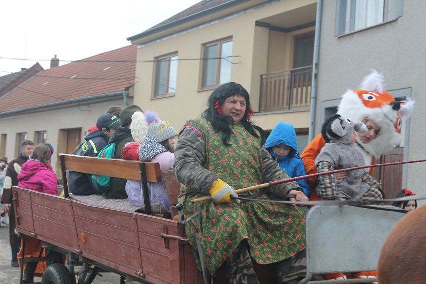 O průvodu masek sepsal hezký článek náš pan starosta, tak hezky by to ani Alois Jirásko nenapsal, takže tuto část můžeme nyní přeskočit..