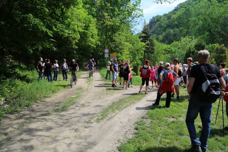 Na rozcestí u Senoradského mlýna, rozhodování další cesty na velkou skálu buď broděním nebo přes most