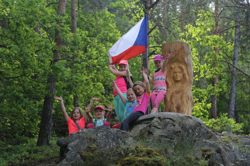 U prostřelené skály i vlastenecky vlajkou zamáváme