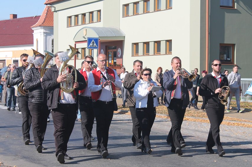 Za doprovodu dechové kapely.