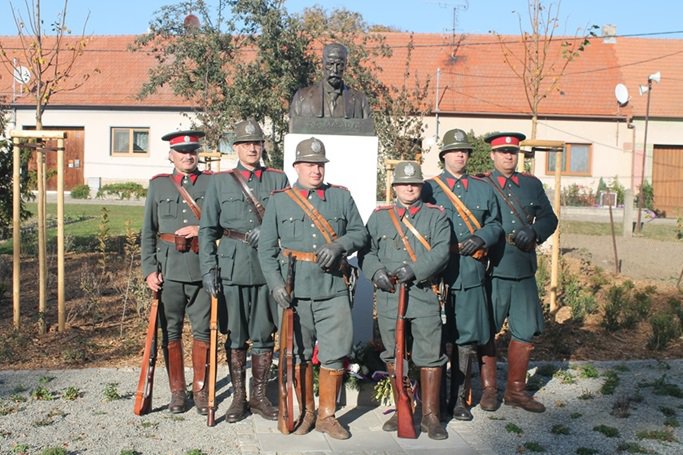 Doufejme, že požehnání otce Petra a úcta k prezidentu zakladateli nám zachovají tuto bustu i pro další generace.